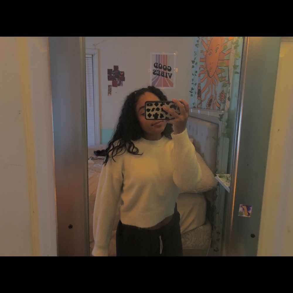 cropped white sweatshirt